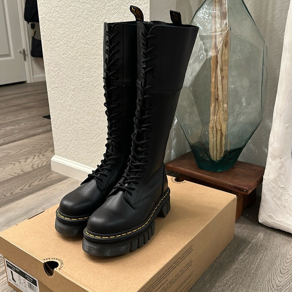 Dr. Martens Aldrich 20I Boot Nappa Lux Size 8